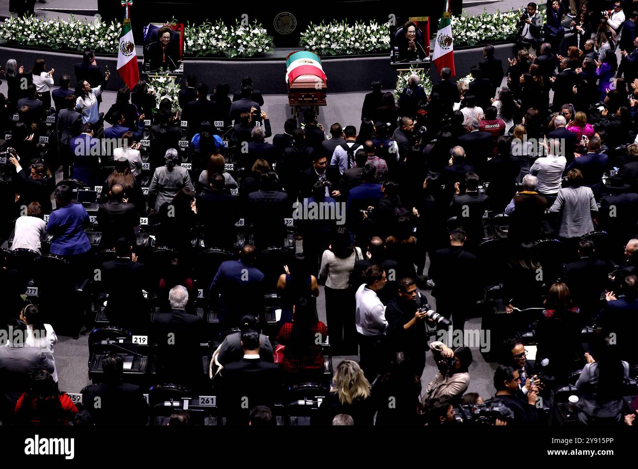 Città del Messico, Messico; 07.10.2024.- rendere omaggio al defunto presidente della camera dei deputati Ifigenia Martínez. Il deputato muore sei giorni dopo aver guidato la cerimonia di trasferimento del potere del presidente López Obrador al presidente eletto Claudia Sheinbaum. Ifigenia Martha Martínez y Hernández, nota come Ifigenia Martínez, è stata una politica, economista, professoressa e diplomatica messicana, membro del partito Morena. Fu fondatrice del Partito della Rivoluzione Democratica insieme a Cuauhtémoc Cárdenas e Porfirio Muñoz Ledo. Credito: dpa Picture Alliance/Alamy Live News Foto Stock