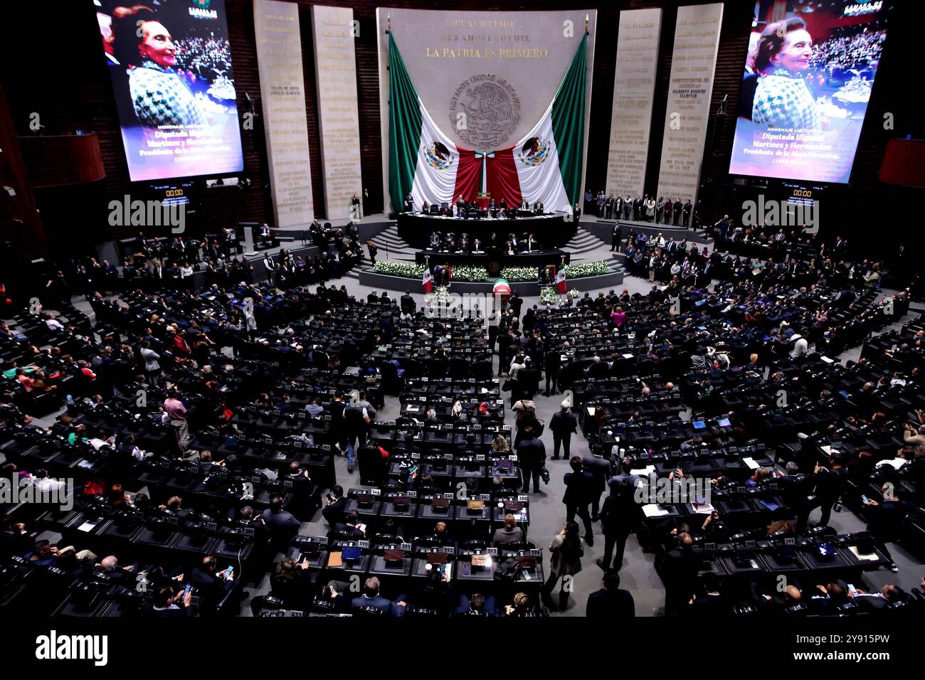 Città del Messico, Messico; 07.10.2024.- rendere omaggio al defunto presidente della camera dei deputati Ifigenia Martínez. Il deputato muore sei giorni dopo aver guidato la cerimonia di trasferimento del potere del presidente López Obrador al presidente eletto Claudia Sheinbaum. Ifigenia Martha Martínez y Hernández, nota come Ifigenia Martínez, è stata una politica, economista, professoressa e diplomatica messicana, membro del partito Morena. Fu fondatrice del Partito della Rivoluzione Democratica insieme a Cuauhtémoc Cárdenas e Porfirio Muñoz Ledo. Credito: dpa Picture Alliance/Alamy Live News Foto Stock