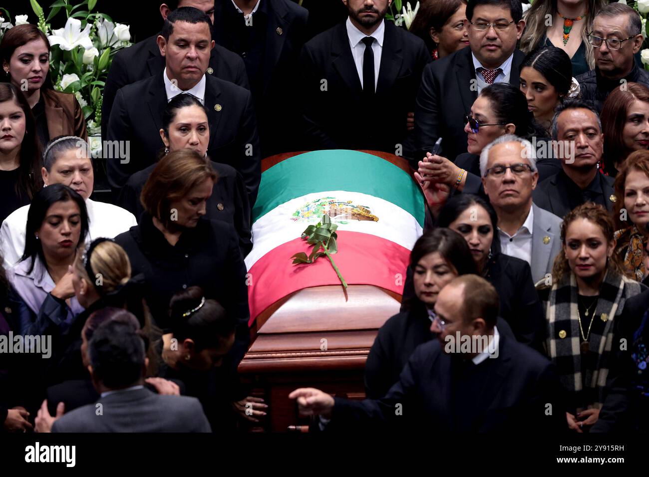 Città del Messico, Messico; 07.10.2024.- rendere omaggio al defunto presidente della camera dei deputati Ifigenia Martínez. Il deputato muore sei giorni dopo aver guidato la cerimonia di trasferimento del potere del presidente López Obrador al presidente eletto Claudia Sheinbaum. Ifigenia Martha Martínez y Hernández, nota come Ifigenia Martínez, è stata una politica, economista, professoressa e diplomatica messicana, membro del partito Morena. Fu fondatrice del Partito della Rivoluzione Democratica insieme a Cuauhtémoc Cárdenas e Porfirio Muñoz Ledo. Credito: dpa Picture Alliance/Alamy Live News Foto Stock