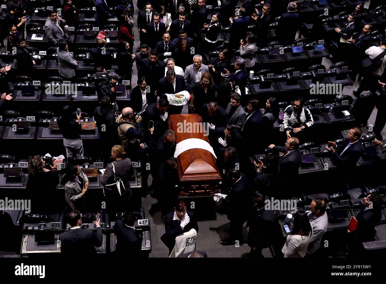 Città del Messico, Messico; 07.10.2024.- rendere omaggio al defunto presidente della camera dei deputati Ifigenia Martínez. Il deputato muore sei giorni dopo aver guidato la cerimonia di trasferimento del potere del presidente López Obrador al presidente eletto Claudia Sheinbaum. Ifigenia Martha Martínez y Hernández, nota come Ifigenia Martínez, è stata una politica, economista, professoressa e diplomatica messicana, membro del partito Morena. Fu fondatrice del Partito della Rivoluzione Democratica insieme a Cuauhtémoc Cárdenas e Porfirio Muñoz Ledo. Credito: dpa Picture Alliance/Alamy Live News Foto Stock