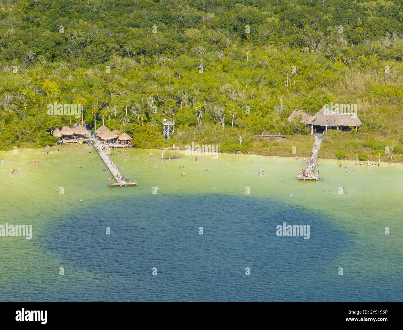 Vista aerea della laguna Kaan Luum. Situato appena fuori Tulum, Messico, si trova una laguna con acque poco profonde e limpide, popolare tra la gente del posto e i turisti. Foto Stock