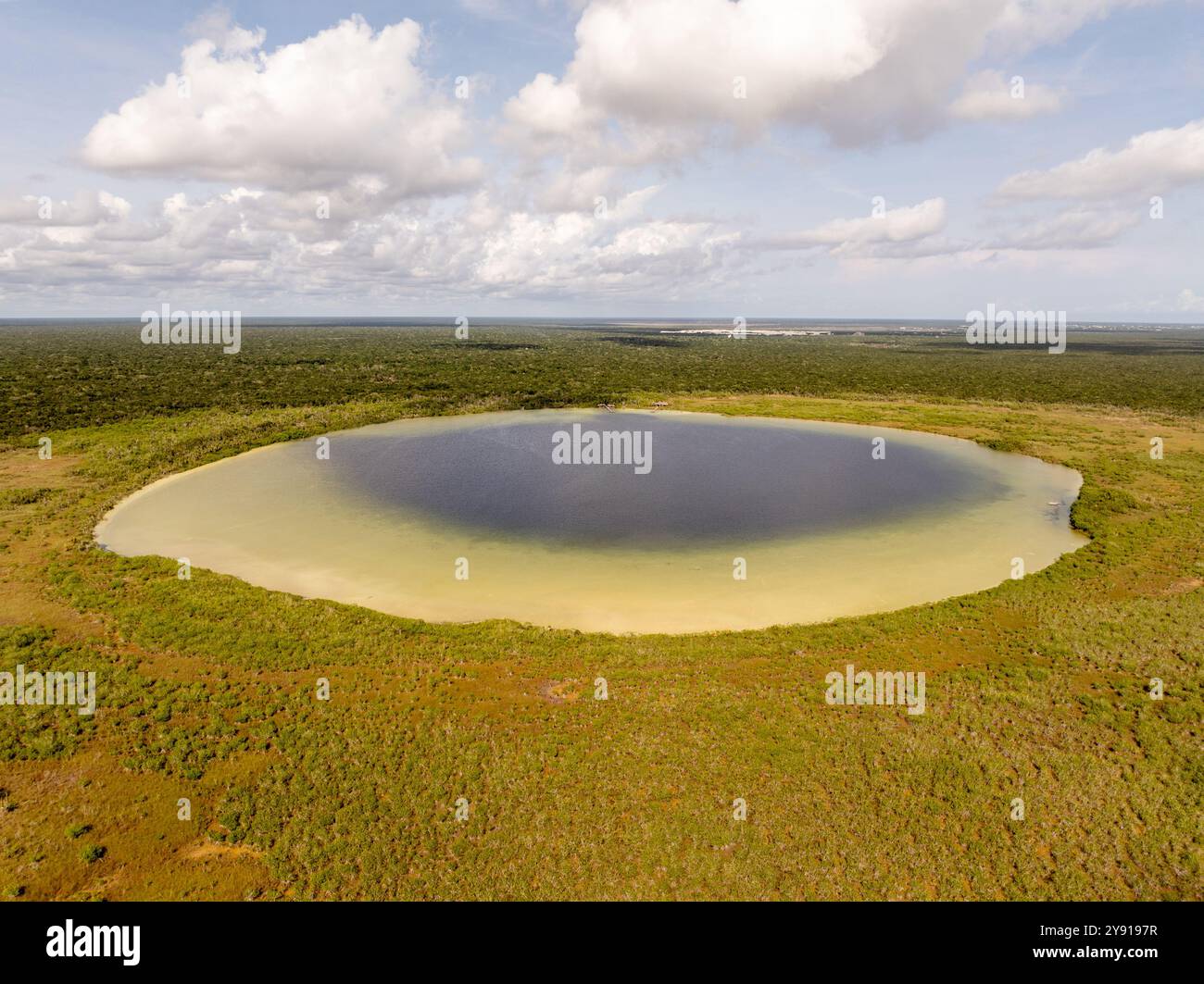 Vista aerea della laguna Kaan Luum. Situato appena fuori Tulum, Messico, si trova una laguna con acque poco profonde e limpide, popolare tra la gente del posto e i turisti. Foto Stock