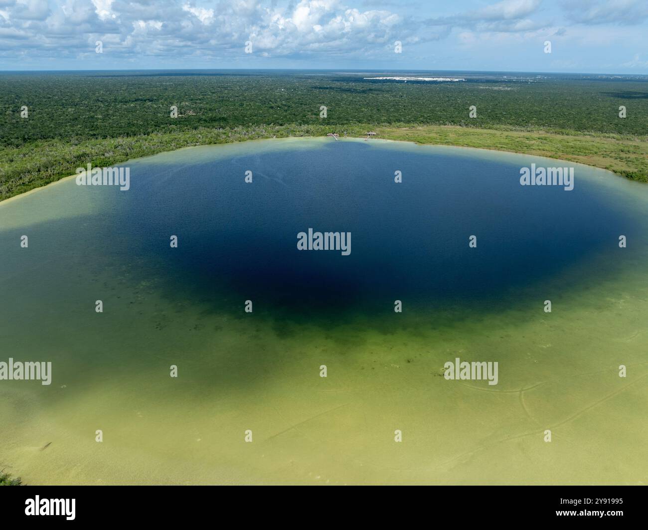 Vista aerea della laguna Kaan Luum. Situato appena fuori Tulum, Messico, si trova una laguna con acque poco profonde e limpide, popolare tra la gente del posto e i turisti. Foto Stock