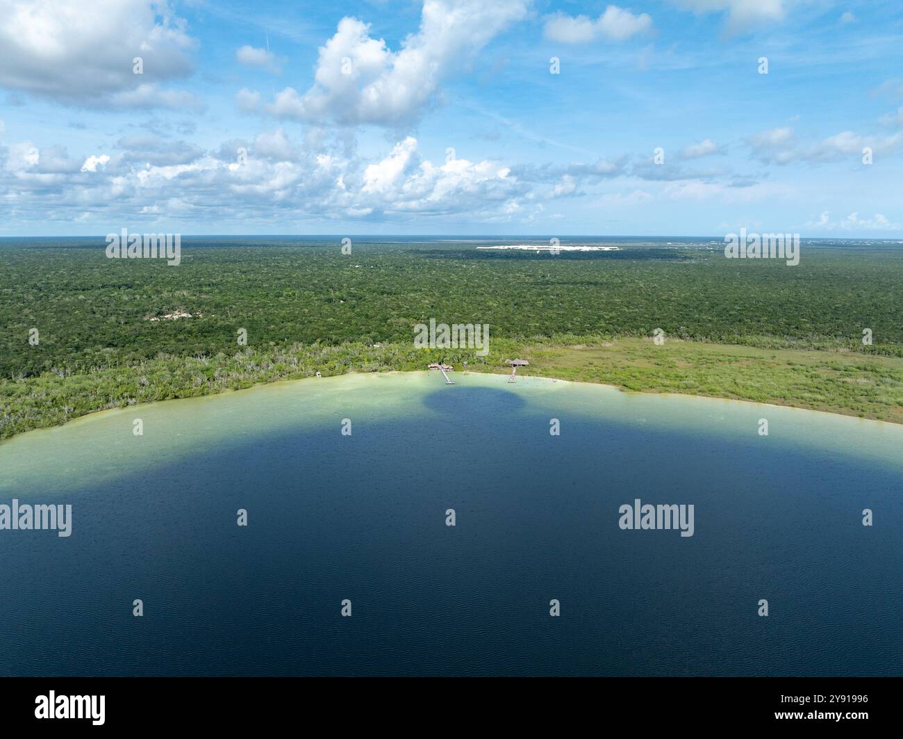 Vista aerea della laguna Kaan Luum. Situato appena fuori Tulum, Messico, si trova una laguna con acque poco profonde e limpide, popolare tra la gente del posto e i turisti. Foto Stock