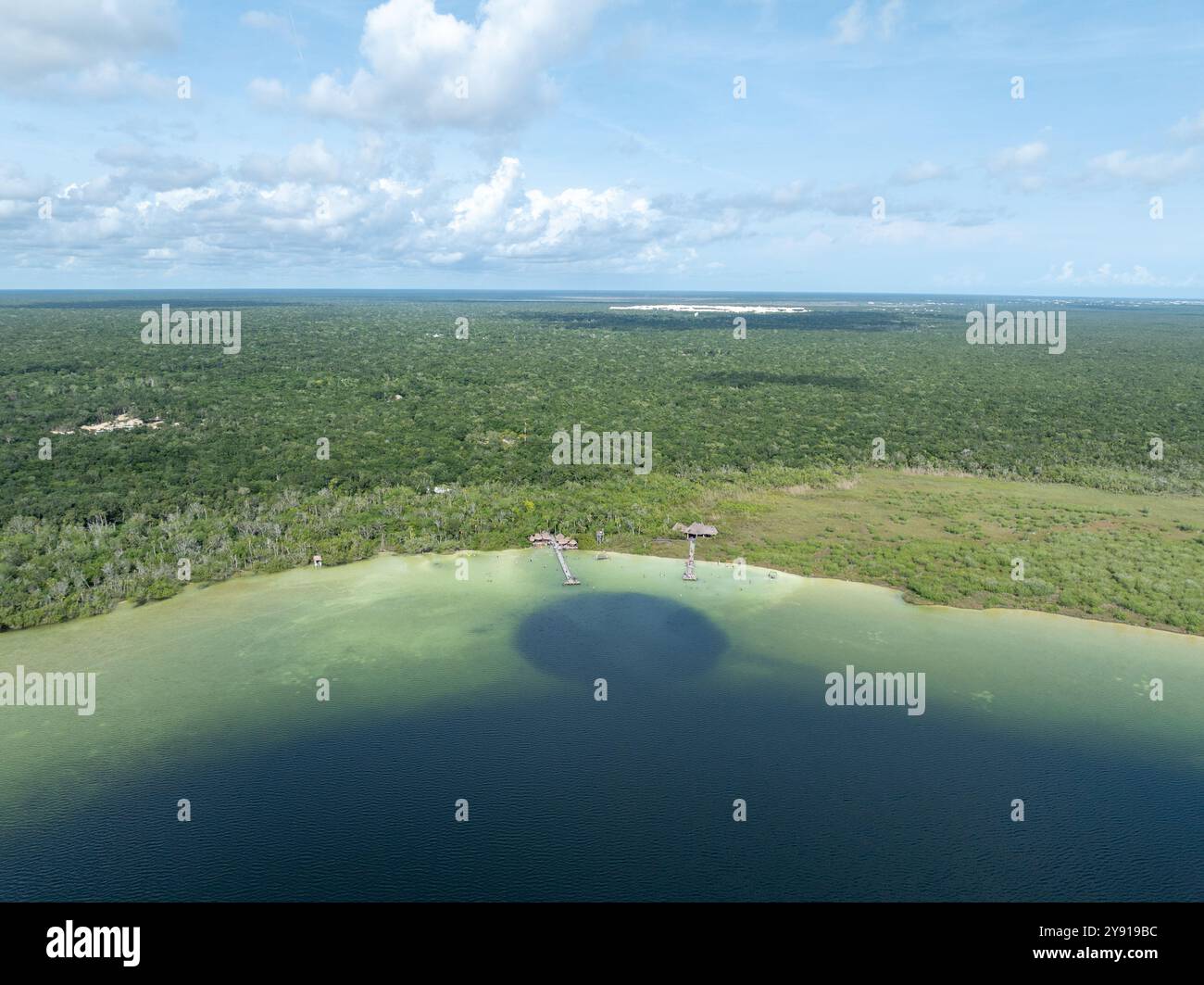 Vista aerea della laguna Kaan Luum. Situato appena fuori Tulum, Messico, si trova una laguna con acque poco profonde e limpide, popolare tra la gente del posto e i turisti. Foto Stock