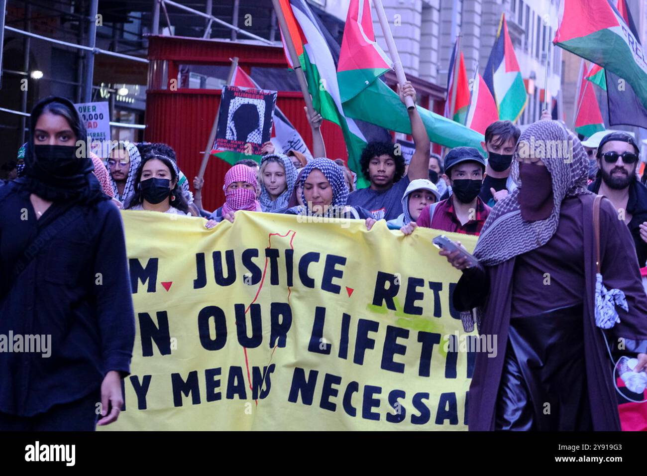 New York, New York, Stati Uniti. 7 ottobre 2024. Migliaia di manifestanti pro-palestinesi partecipano alle manifestazioni a New York City in occasione dell'anniversario degli attacchi di Hamas in Israele del 7 ottobre Credit: Katie Godowski/Media Punch/Alamy Live News Foto Stock