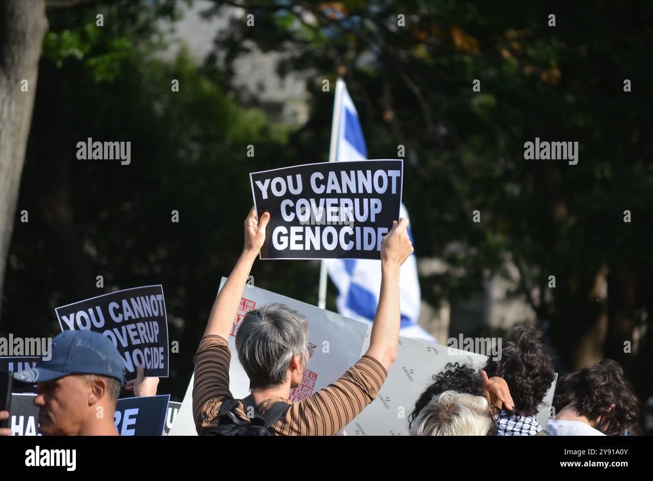 Segno tenuto da un manifestante durante una marcia Pro Palestine in occasione dell'anniversario degli attentati del 7 ottobre in Israele a New York. Foto Stock