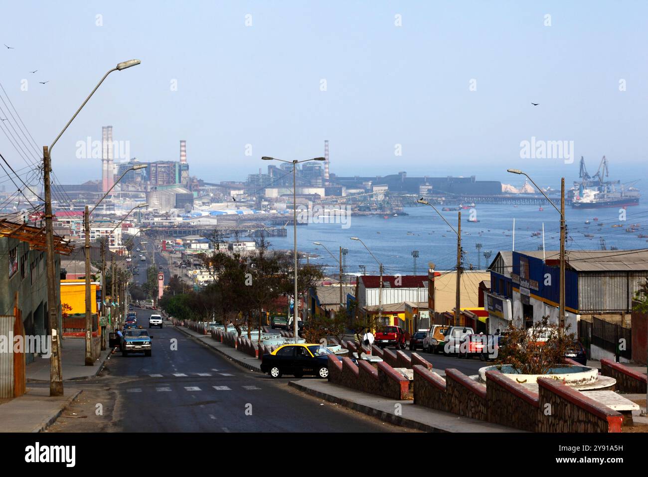 Vista su Av 18 de Septiembre verso il porto e la centrale termoelettrica Norgener, Tocopilla, Cile Foto Stock