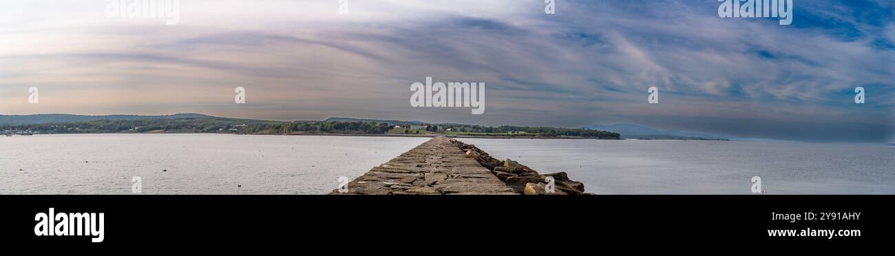 Il faro di Rockland Breakwater attraversa il porto sul Golfo del Maine Foto Stock