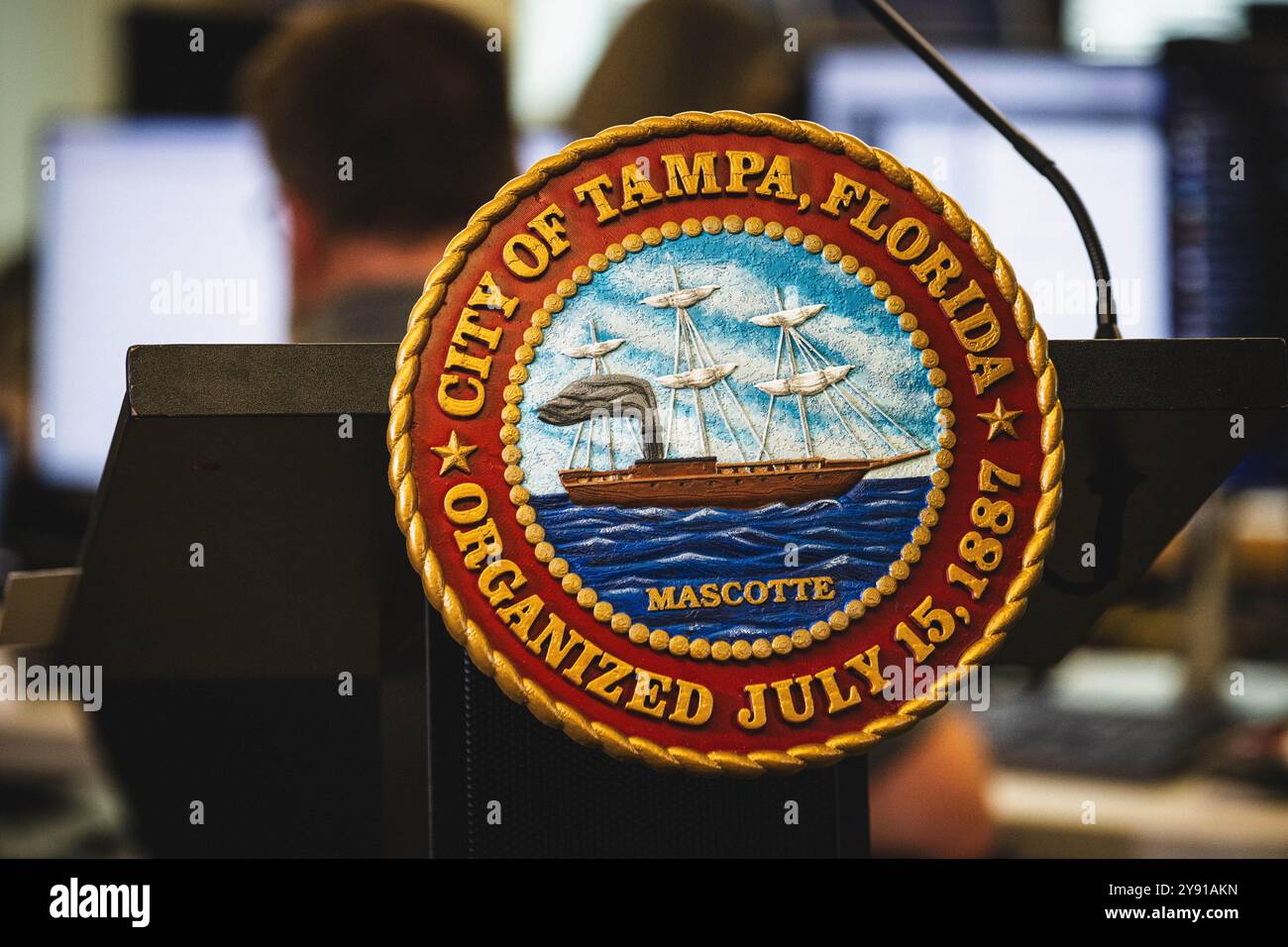 Tampa, Florida, Stati Uniti. 7 ottobre 2024. Lo stemma della città di Tampa sul poduio mentre il sindaco parla con altri leader della città e funzionari della FEMA per fornire un aggiornamento sugli sforzi di preparazione prima dell'uragano Milton. (Credit Image: © Dave Decker/ZUMA Press Wire) SOLO PER USO EDITORIALE! Non per USO commerciale! Crediti: ZUMA Press, Inc./Alamy Live News Foto Stock