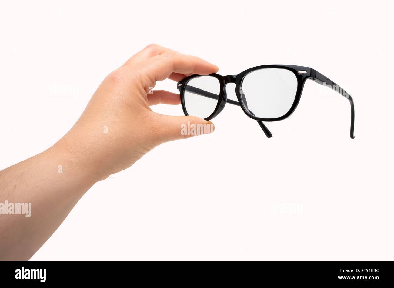 Mano di donna ispanica che tiene gli occhiali su sfondo bianco isolato. Foto Stock