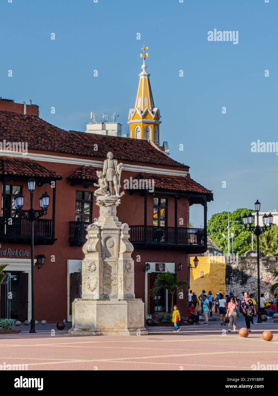 Splendida vista aerea della città di Cartagena, nella città fortificata coloniale, e del Monumento alla Torre dell'Orologio Foto Stock