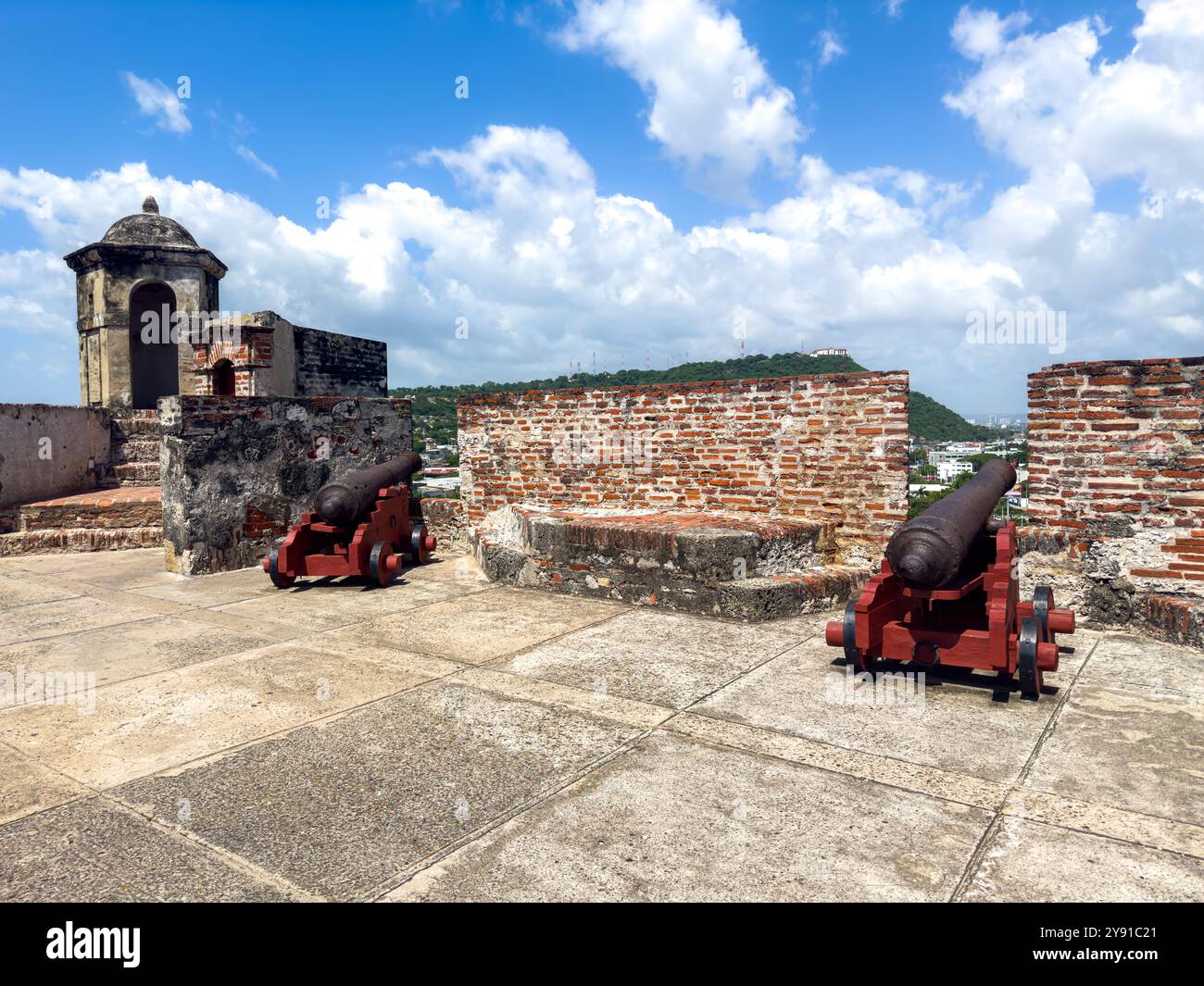 Splendida vista aerea del Castello di San Felipe, con l'enorme bandiera di Cartagena e la città sullo sfondo Foto Stock