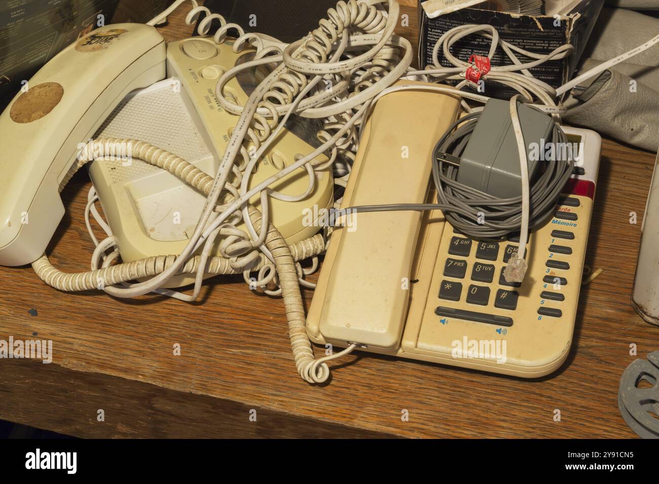 Vecchio telefono analogico a segnale di linea e segreteria telefonica, Quebec, Canada, Nord America Foto Stock