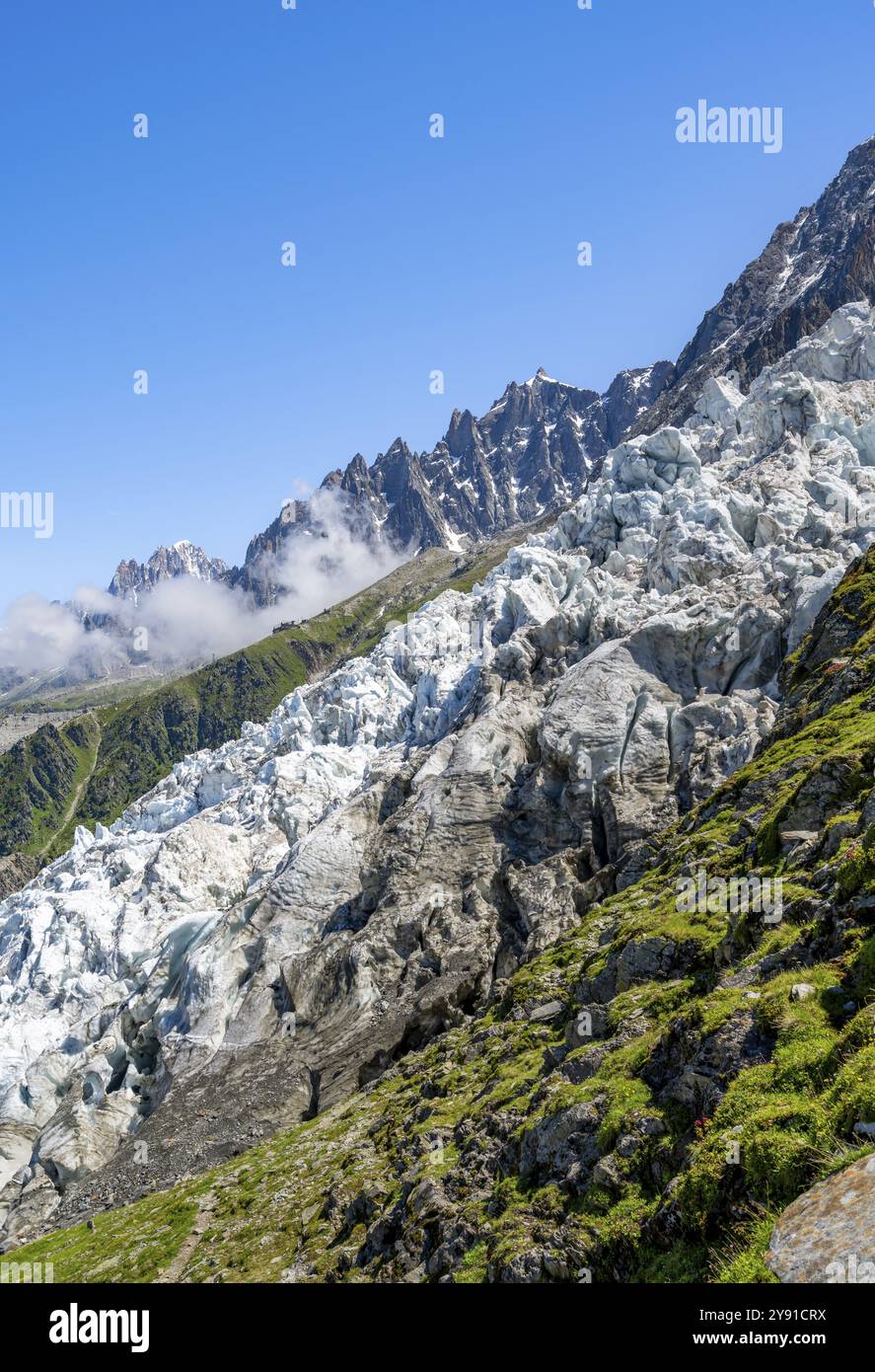 Ghiacciaio del ghiacciaio dei Bossons, dietro vette di montagna appuntite, Chamonix, alta Savoia, Francia, Europa Foto Stock