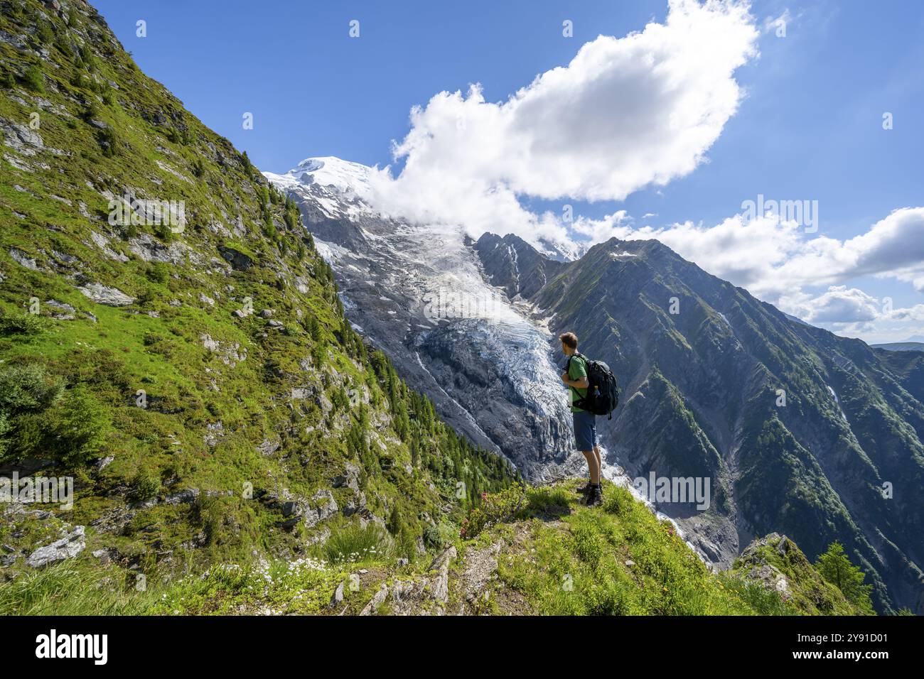 Alpinista di fronte all'impressionante paesaggio montano con ghiacciaio, vista sul ghiacciaio del Taconnaz, escursione a la Jonction, Chamonix, alta Savoia, fra Foto Stock