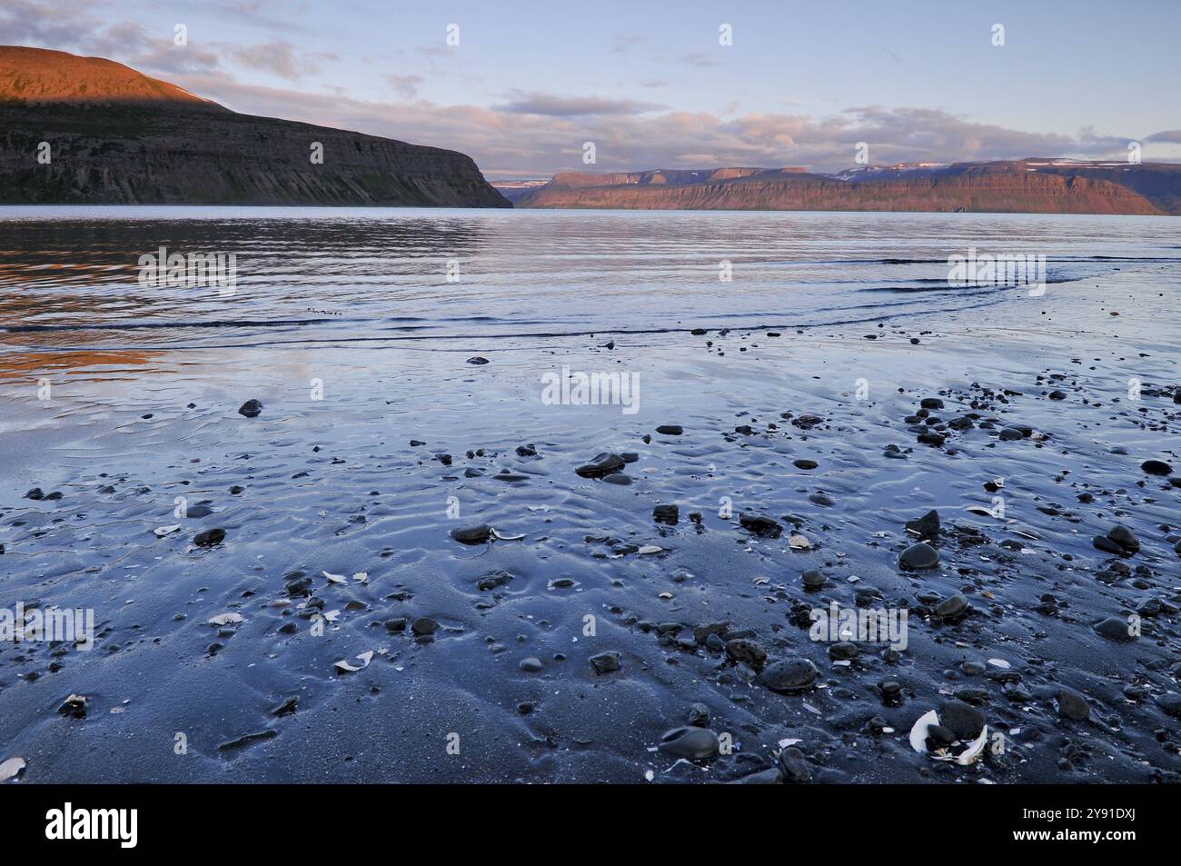 Spiaggia, mezzanotte, Hesteyri, HesteyrarfjoerÃ o Hesteyrarfjoerdur, Hornstrandir, Westfjords, Islanda, Europa Foto Stock