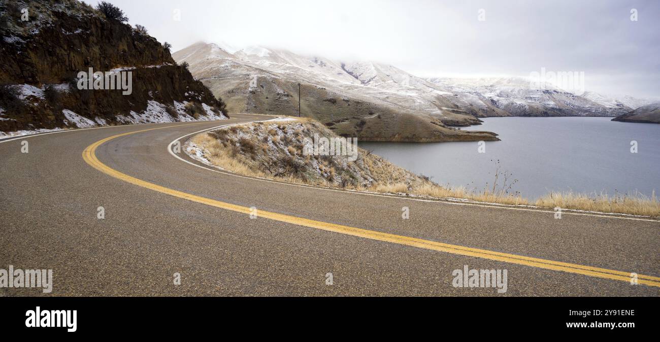 La strada si snoda intorno a un serbatoio vicino alla vecchia Brownlee sito di traghetto Foto Stock