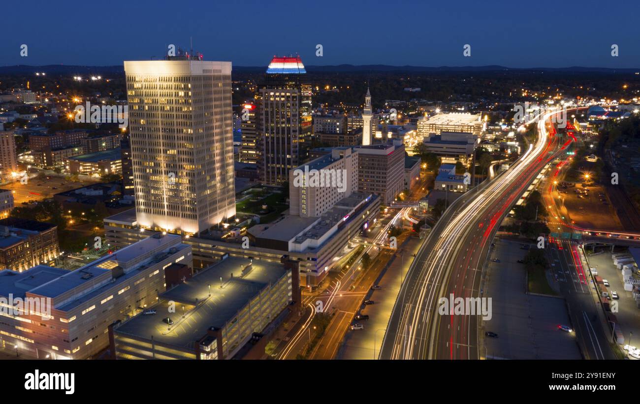 Pendolari lasciare la città in giorni di lavoro fine via lungomare in autostrada in Springfield Massachusetts Foto Stock