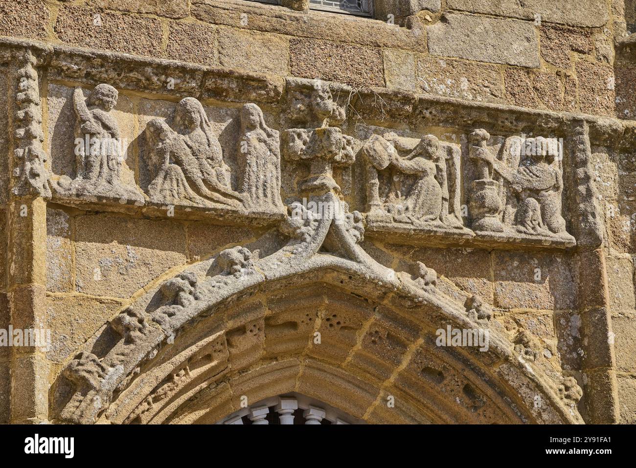 Dettaglio del fregio sopra l'ingresso, Chapelle de la Clarte, Notre Dame de la Clarte. Chiesa costruita dal XV al XVIII secolo in gotico bretone Foto Stock
