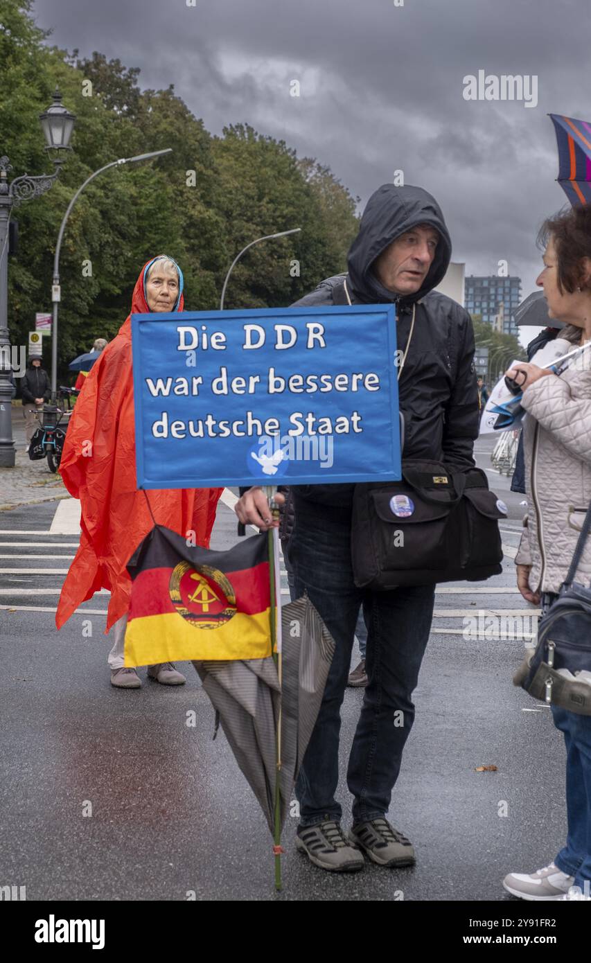 Germania, Berlino, 3 ottobre 2024, No to Wars, PeaceDemo, no alla guerra e agli armamenti, sì alla pace e alla solidarietà internazionale, RDT, migliore stato tedesco, G. Foto Stock