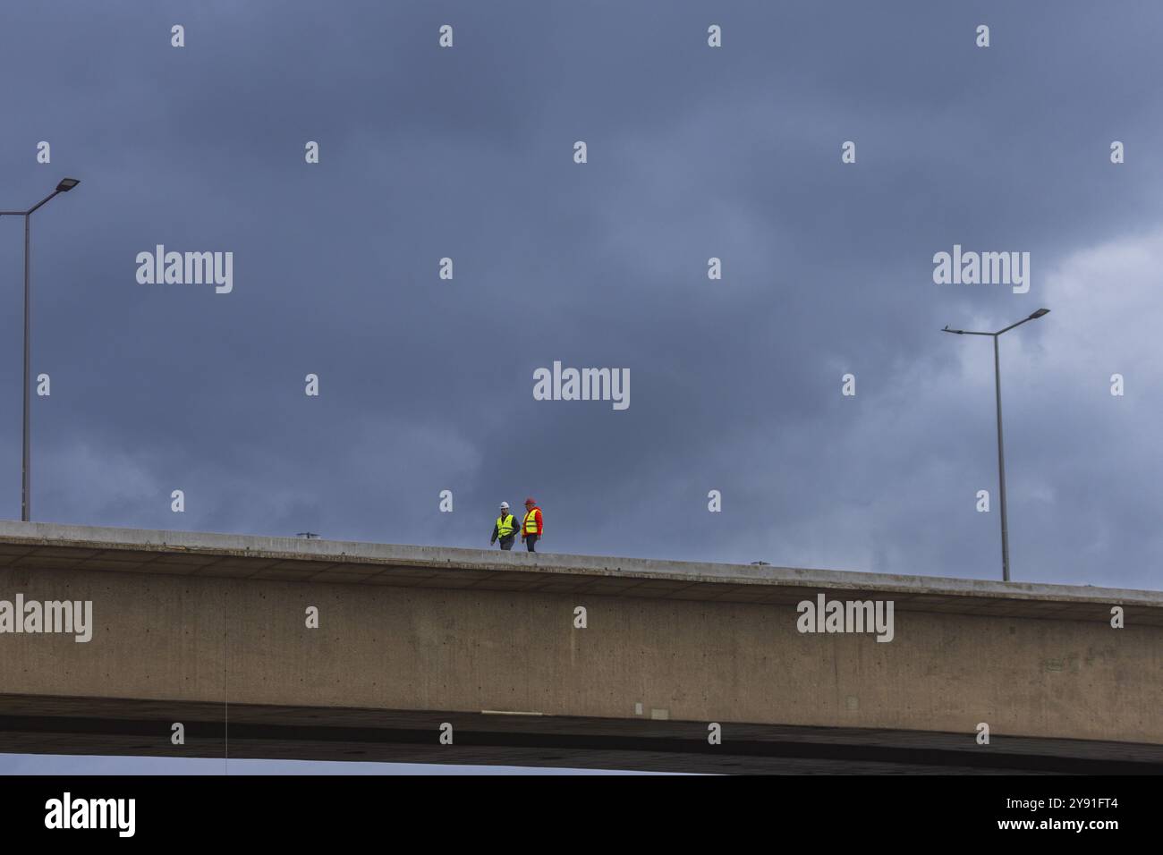 Una sezione del Ponte di Carola è crollata. Su una lunghezza di circa 100 metri, il tratto su cui normalmente circolano i tram è crollato nella e Foto Stock