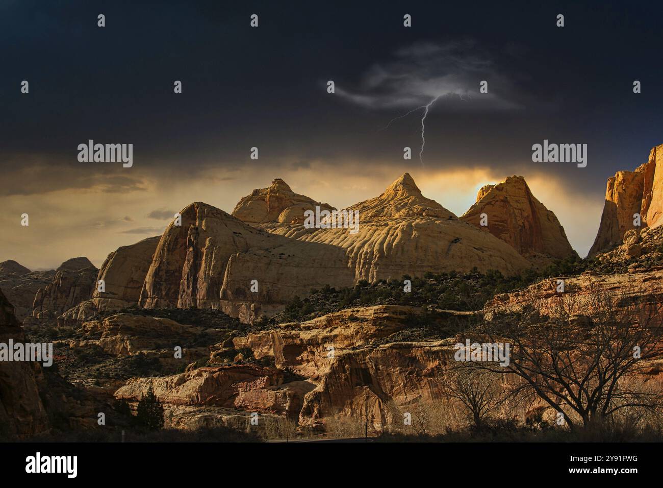 Grandi rocce in un paesaggio desertico al crepuscolo con un solo flash nel cielo, Monument Valley, Maxican Hat, Utah, America Foto Stock