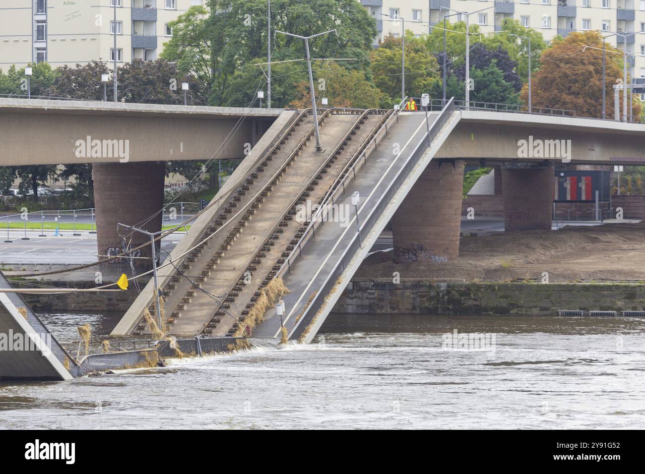 Una sezione del Ponte di Carola è crollata. Su una lunghezza di circa 100 metri, il tratto su cui normalmente circolano i tram è crollato nella e Foto Stock