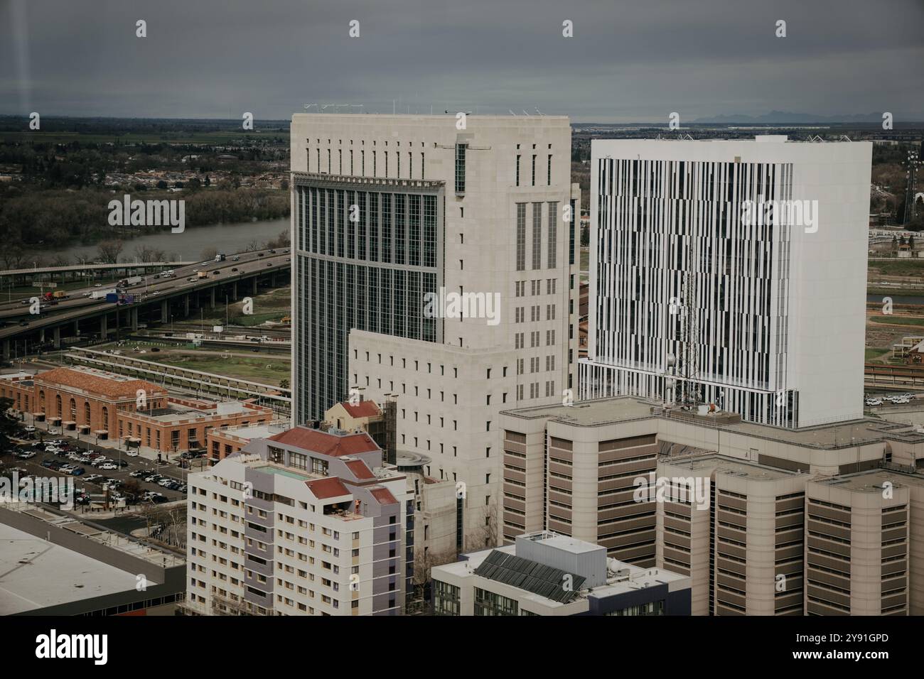Drone aereo del centro di Sacramento, California, che mostra la prigione principale della contea di Sacramento, insieme a binari ferroviari attivi e infrastrutture urbane in Foto Stock