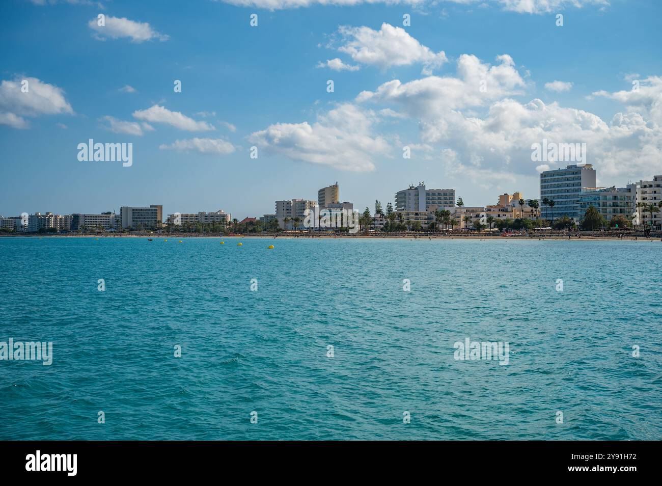 Cala Millor, il paesaggio urbano di Maiorca con molti hotel e la spiaggia, vista dal mare, grandangolo, maiorca Foto Stock