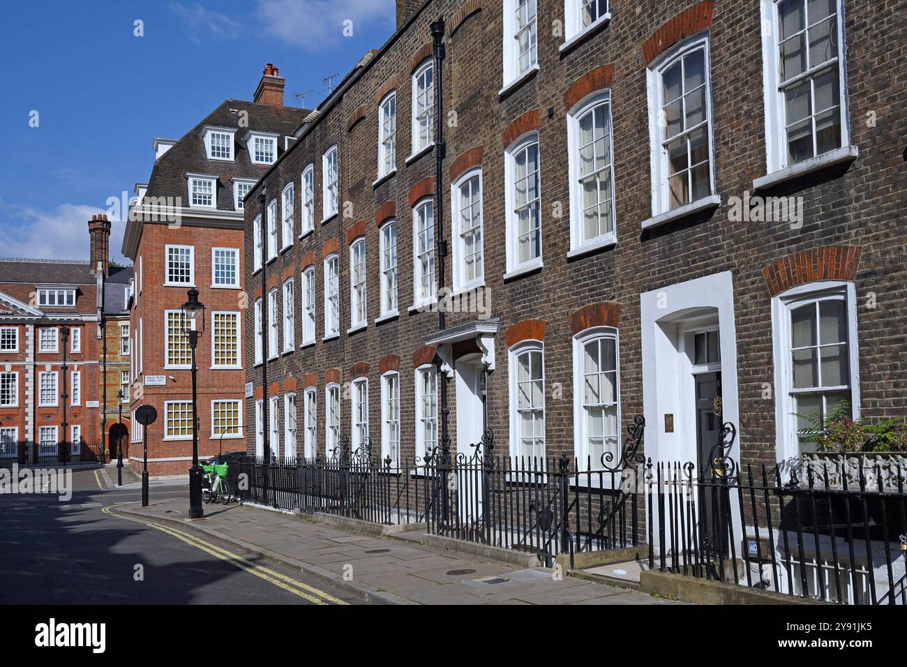 Londra, Regno Unito - 18 settembre 2024: Lord North Street a Westminster, vicino all'abbazia di Westminster, case georgiane dei primi anni '1700 Foto Stock