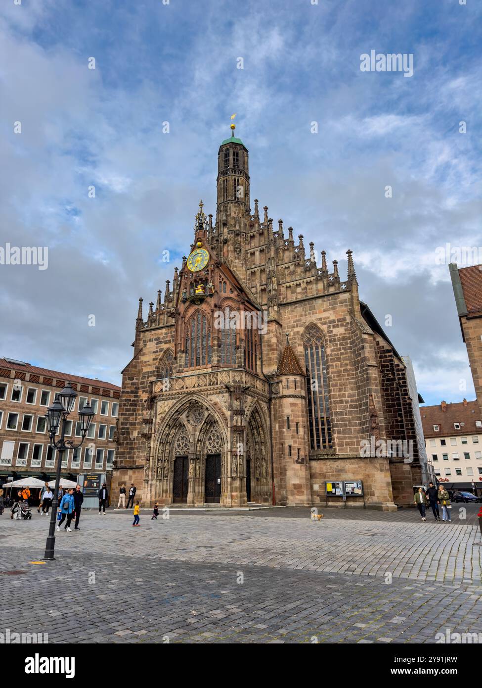 NORIMBERGA, GERMANIA - 25 LUGLIO 2023: Chiesa Frauenkirche o Chiesa di nostra Signora nella piazza principale dell'Hauptmarkt nel centro storico di Norimberga. Norimberga è la seconda Foto Stock