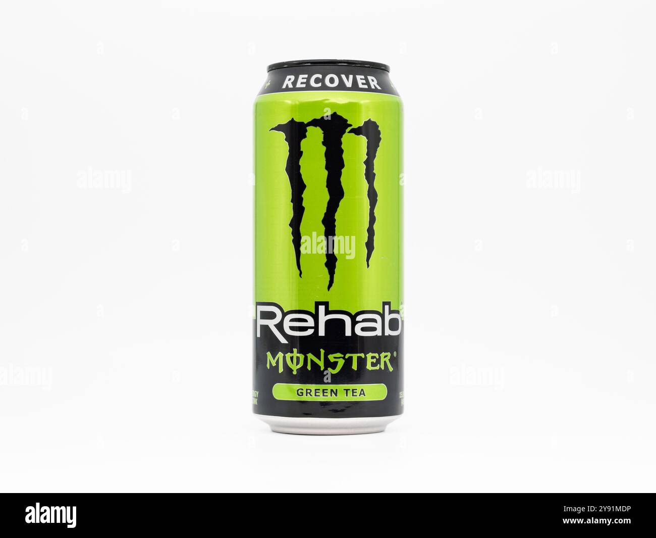 La bevanda Monster Energy Rehab Green Tea può. Il sapore è dolce e la bevanda non è gassata. Il design è di colore verde con un artiglio nero. Foto Stock