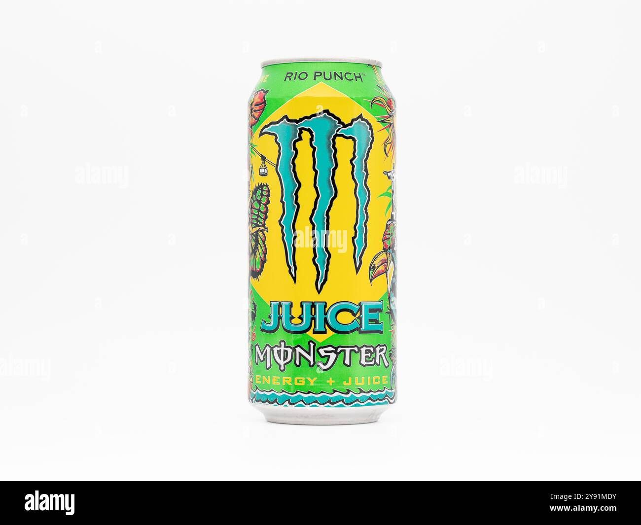 Bevanda Monster Energy Juice Rio Punch. Il design delle lattine si ispira alla bandiera brasiliana e ai simboli di Rio de Janeiro. Il sapore è fruttato. Foto Stock