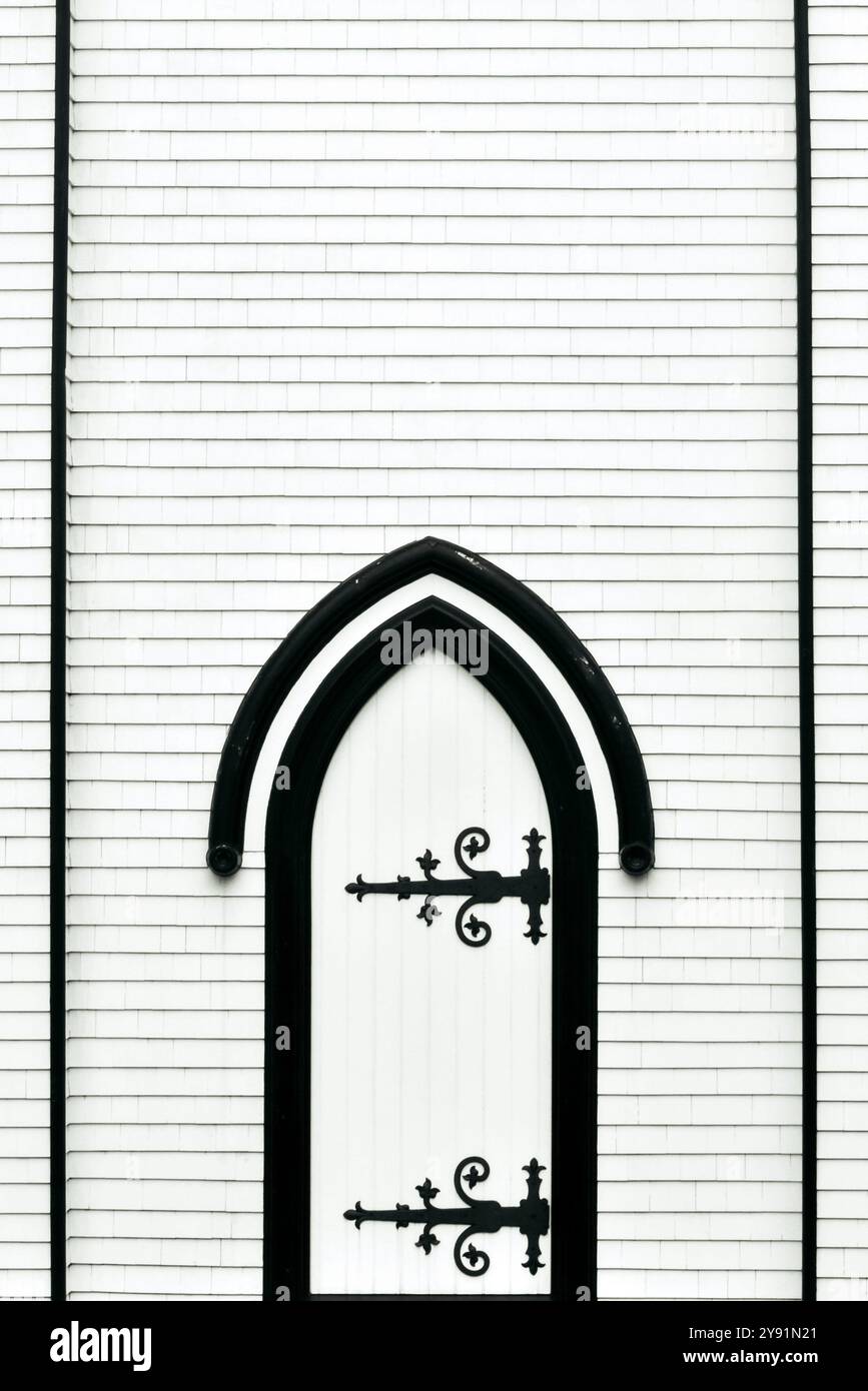 Foto dei bellissimi dettagli ornati di un arco, porta e cerniere di una chiesa. Foto Stock