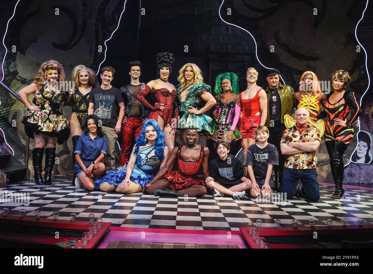 New York, Stati Uniti. NY. 7 ottobre 2024. Nick Laughlin, Jan Sport, Joey McIntyre, Alaska Thunderfuck, Nick Adams, Christine Shepard, Kodiak Thompson, Cameron Mitchell Bell, Luxx Noir London, Jujubee, J. Elaine Marcos, Teddy Wilson Jr., Remi Tuckman, Yair Keydar, Eddie Korbich in presenza per DRAG: The Musical Sneak Peek, New World Stages, New York, NY, 7 ottobre, 2024. crediti: Manoli Figetakis/Everett Collection/Alamy Live News Foto Stock