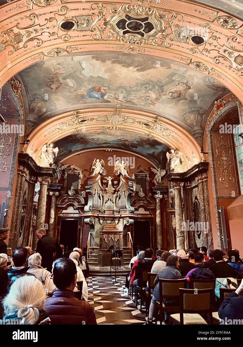 Klementinum Mirror Chapel nel centro di Praga, costruita nel 1725, il pubblico attende l'esibizione di musica classica della Royal Czech Orchestra, Repubblica Ceca - Immagine stock catturata con smartphone
