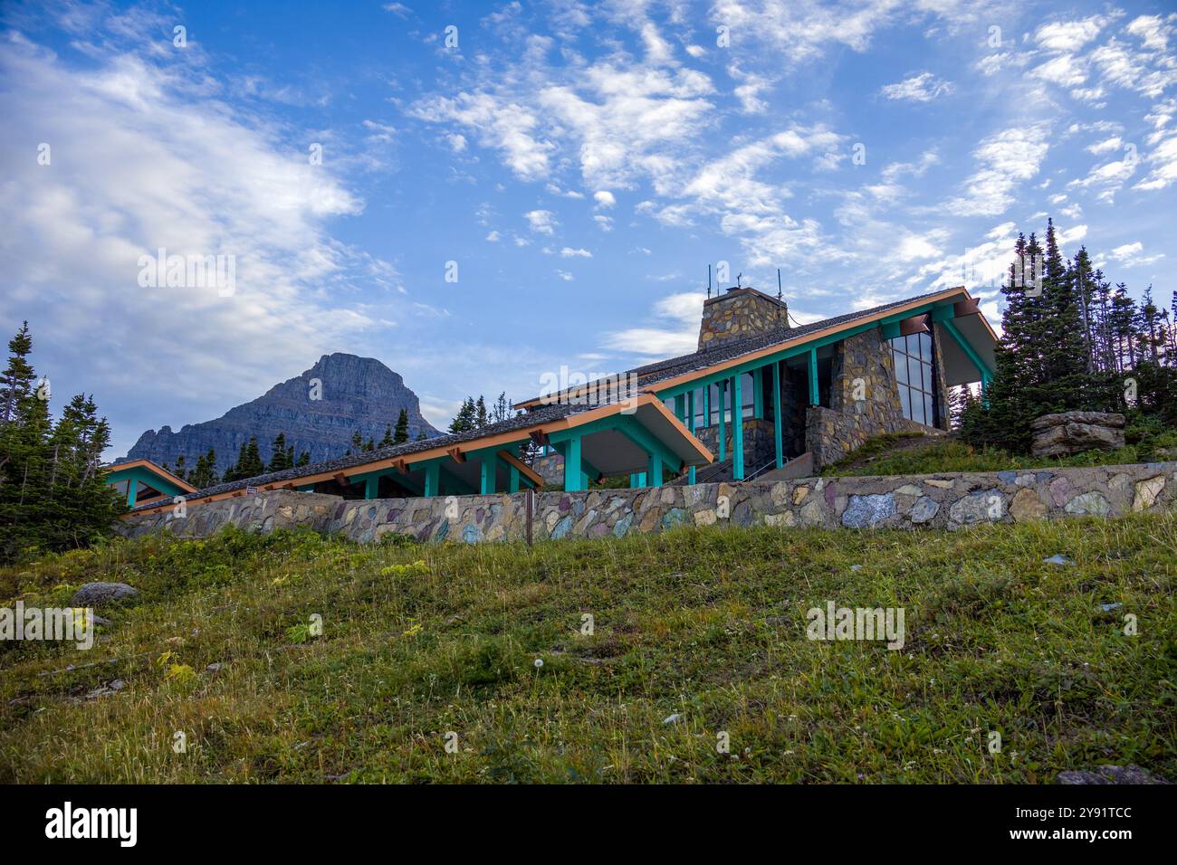 Il Logan Pass Visitor Center presso il Glacier National Park a settembre Foto Stock