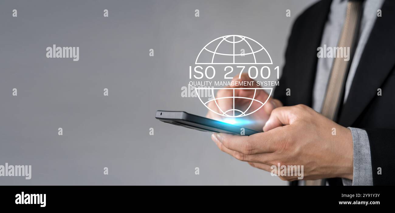 Uomo d'affari in possesso di un tablet e con un simbolo ISO 2700, sistema di gestione dello standard di sicurezza delle informazioni, certificazione ISO 27001 informazioni di sicurezza Foto Stock