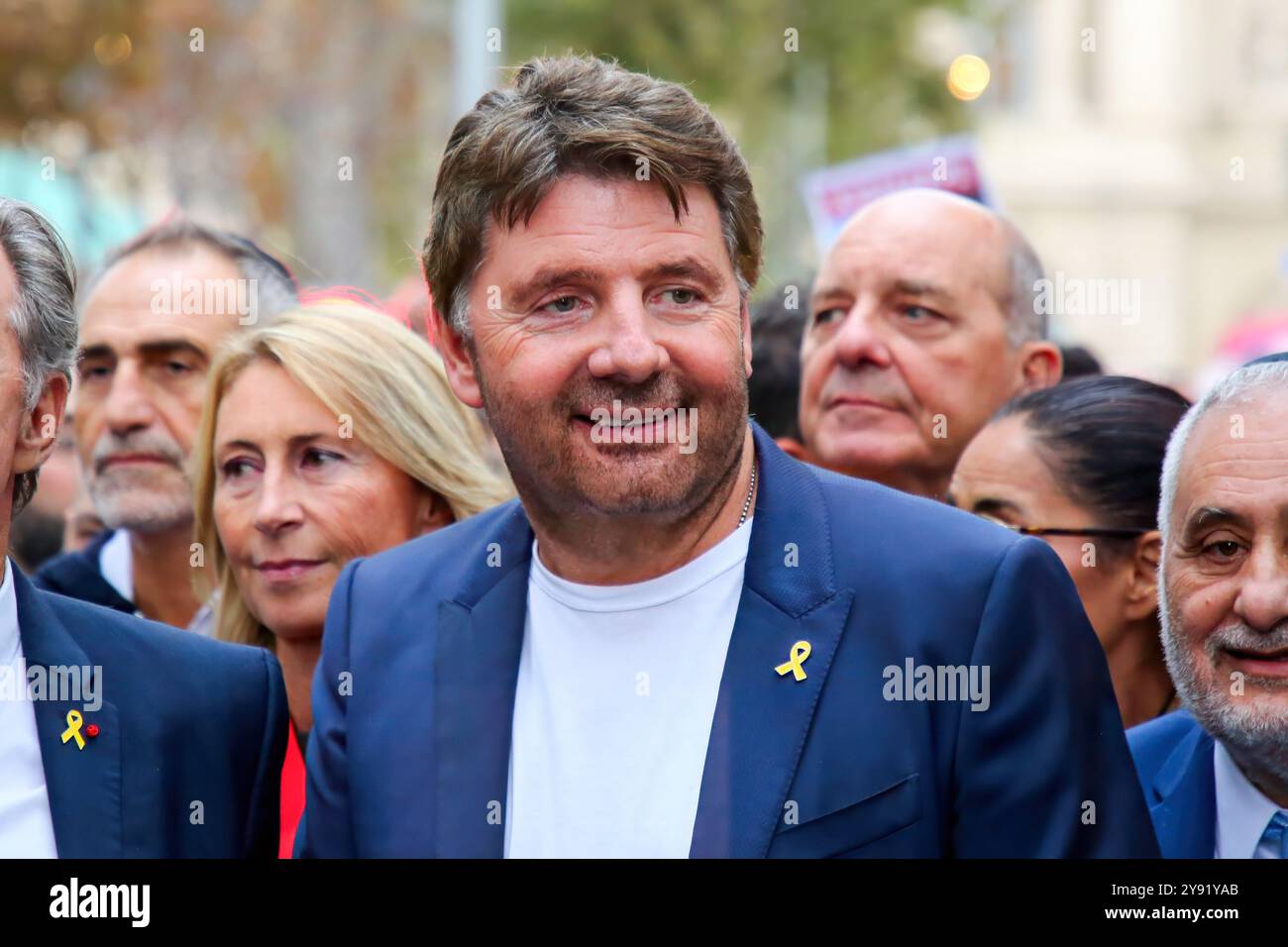 Marsiglia, Francia. 7 ottobre 2024. L'attore e regista Philippe Lellouche ha visto durante la commemorazione del 7 ottobre a Marsiglia circa 2.500 persone della comunità ebraica di Marsiglia si sono riunite fuori dal Palais de Justice della città per rendere omaggio alle vittime degli attacchi terroristici di Hamas in Israele il 7 ottobre 2023. (Foto di Denis Thaust/SOPA Images/Sipa USA) credito: SIPA USA/Alamy Live News Foto Stock