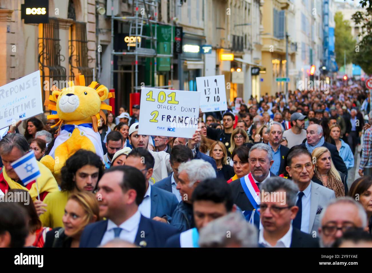Marsiglia, Francia. 7 ottobre 2024. I partecipanti si riuniscono per celebrare il primo anniversario dell'attacco di Hamas. Circa 2.500 persone della comunità ebraica di Marsiglia si sono riunite fuori dal Palais de Justice della città per rendere omaggio alle vittime degli attacchi terroristici di Hamas in Israele il 7 ottobre 2023. (Foto di Denis Thaust/SOPA Images/Sipa USA) credito: SIPA USA/Alamy Live News Foto Stock