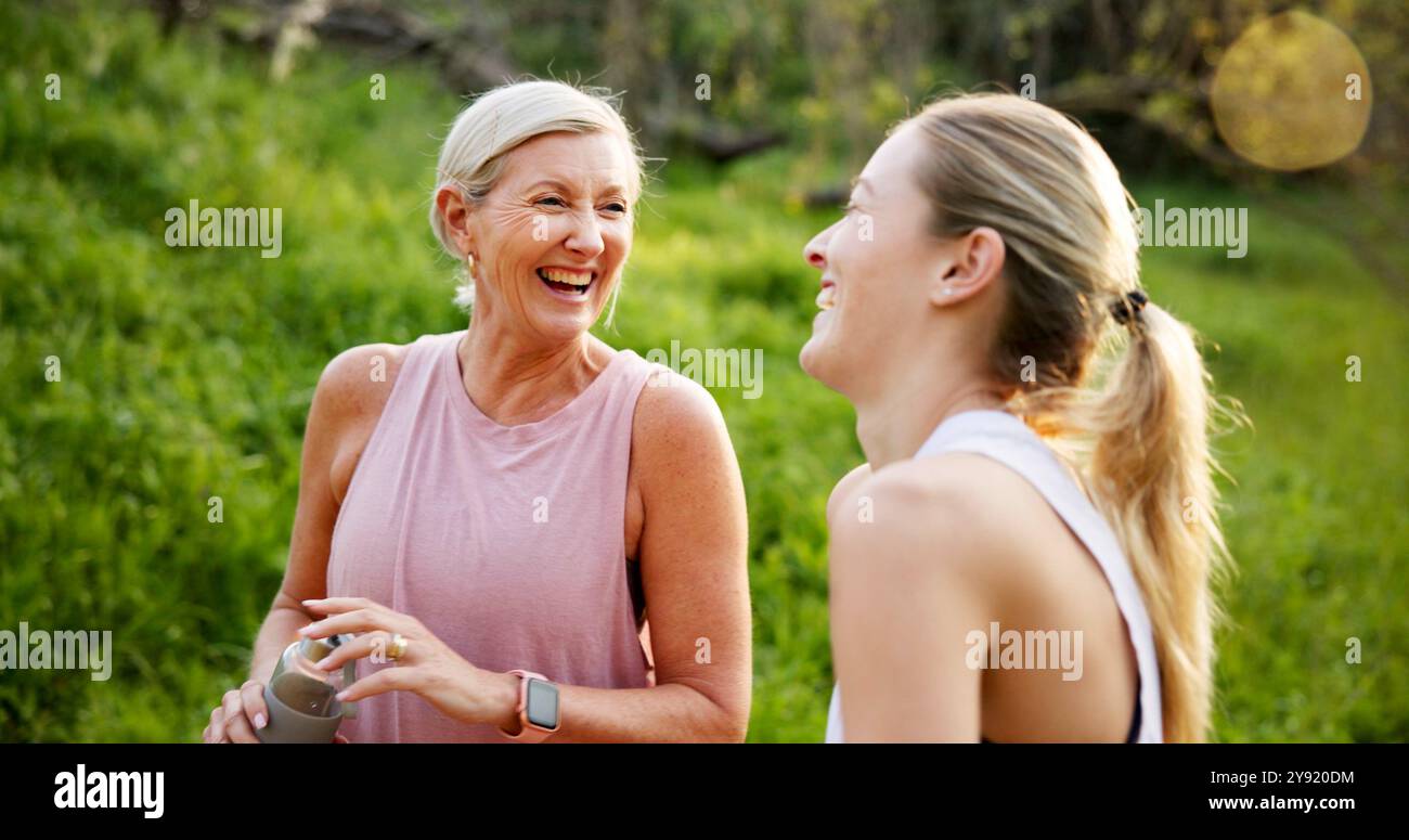 Fitness, ridendo e mamma con ragazza in natura per l'allenamento, l'esercizio all'aperto o il benessere per la salute. Madre matura, figlia o donne felici nel parco per Foto Stock