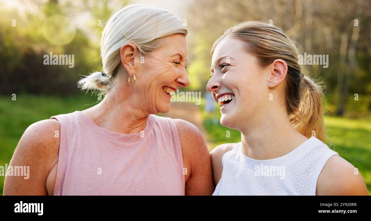 Fitness, ridendo e mamma con ragazza nel parco per l'allenamento, l'esercizio all'aperto o il benessere per la salute. Madre matura, figlia o donne felici in natura per Foto Stock