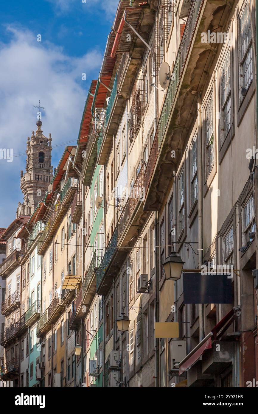 Porto, Portogallo 29 gennaio 2011. Un Ally a Porto con vecchi edifici colorati e balconi arrugginiti e la Chiesa e la Torre dei Clerighi sullo sfondo Foto Stock