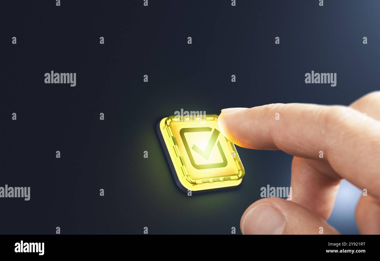 Dito premendo un pulsante giallo con un segno di spunta, che simboleggia la convalida, l'approvazione o la conferma. Immagine composita tra una fotografia a mano e una Foto Stock
