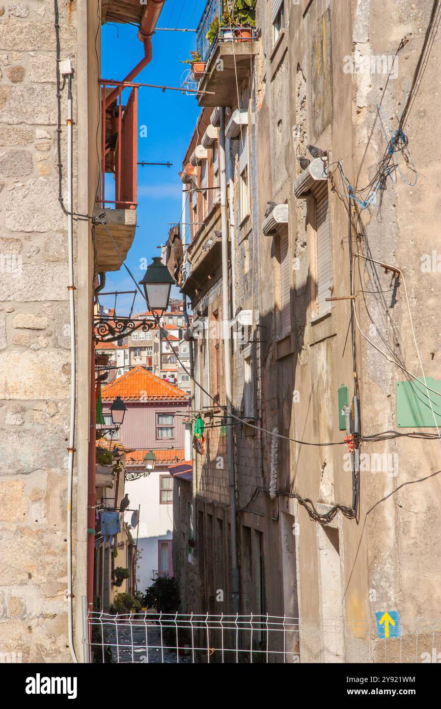 Antico vicolo stretto e chiuso Porto Portugal. foto verticale. Foto Stock