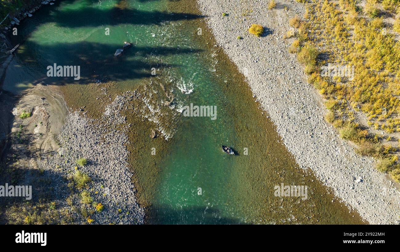 Vista aerea con drone lungo il fiume Nooksack, Washington State, USA Foto Stock