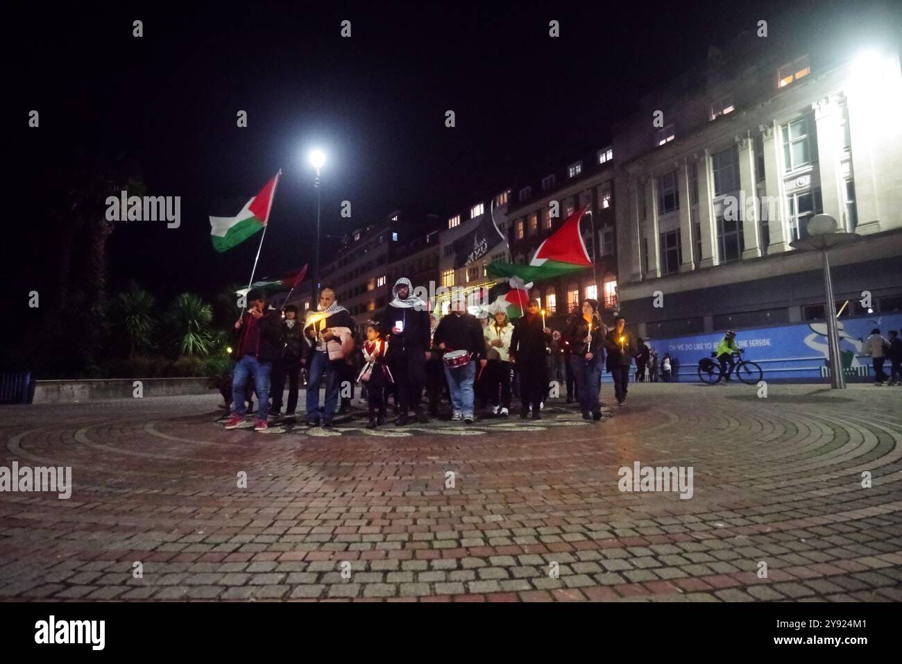 Fermatevi a bombardare Gaza e Libano notte Veglia Bournemouth Cenotaph 7 ottobre 2024. Una veglia notturna si tenne nei Bournemouth Gardens vicino al cenotafio. Con molte raccolte, furono lette poesie, parole pronunciate che chiedevano la fine dello spargimento di sangue, la pace e la fine dell'occupazione della Palestina. E' stata espressa una solidarietà incrollabile con gli oppressi. Palestina, dove le generazioni hanno affrontato un'occupazione implacabile e l'ethn!c pulisce!ng. Una marcia silenziosa attraverso Bournemouth seguì la veglia. Foto Stock