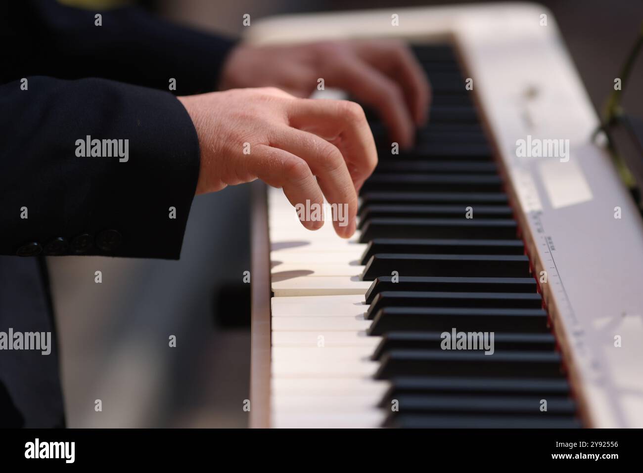 Dettagli con le mani di un uomo che suona un pianoforte elettrico. Foto Stock
