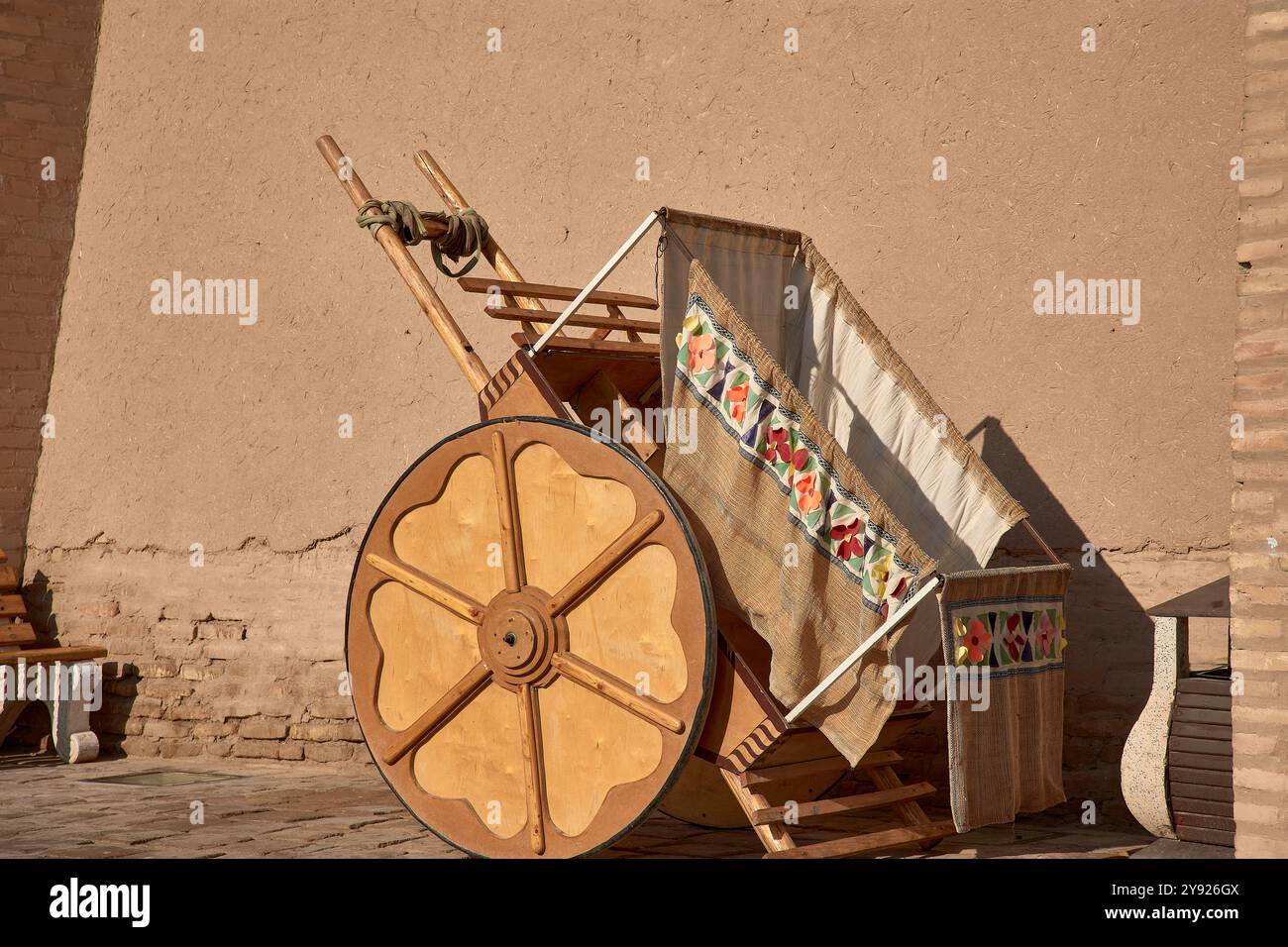 Un tradizionale carro di legno della storica città di Khiva, Uzbekistan, una tappa fondamentale lungo la via della Seta. Design rustico e cura artigianale del carrello Foto Stock